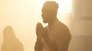 Following his stunning triumph at the IIFA 2022 Awards, Vicky Kaushal sought blessings at a gurudwara