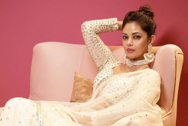 “Meera Chopra’s Fading Stardom: A 40-Year-Old Actress Clinging to Desperation
