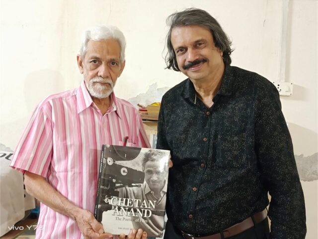 NAV KETAN Films Banner ka anokha naam-karan kaisey tayy huaa ?? Yeh anmol gehra Raaz jaaniye ! Veteran acclaimed film-maker biographer and actor KETAN ANAND gives an exclusive interview to eminent Phalke Academy Award-winning eminent (jaane-maane) senior film-journalist- author Chaitanya PadukoneKetan Anand-saab kay saath hum unkay Juhu waale bungalow mein # Ketan-saab apni likkhi hui legendary film-maker father Chetan Anand-saab ki biography-book jaane-mane senior film journalist- author Chaitanya Padukone ko bhent (gift) kar rahen hai.