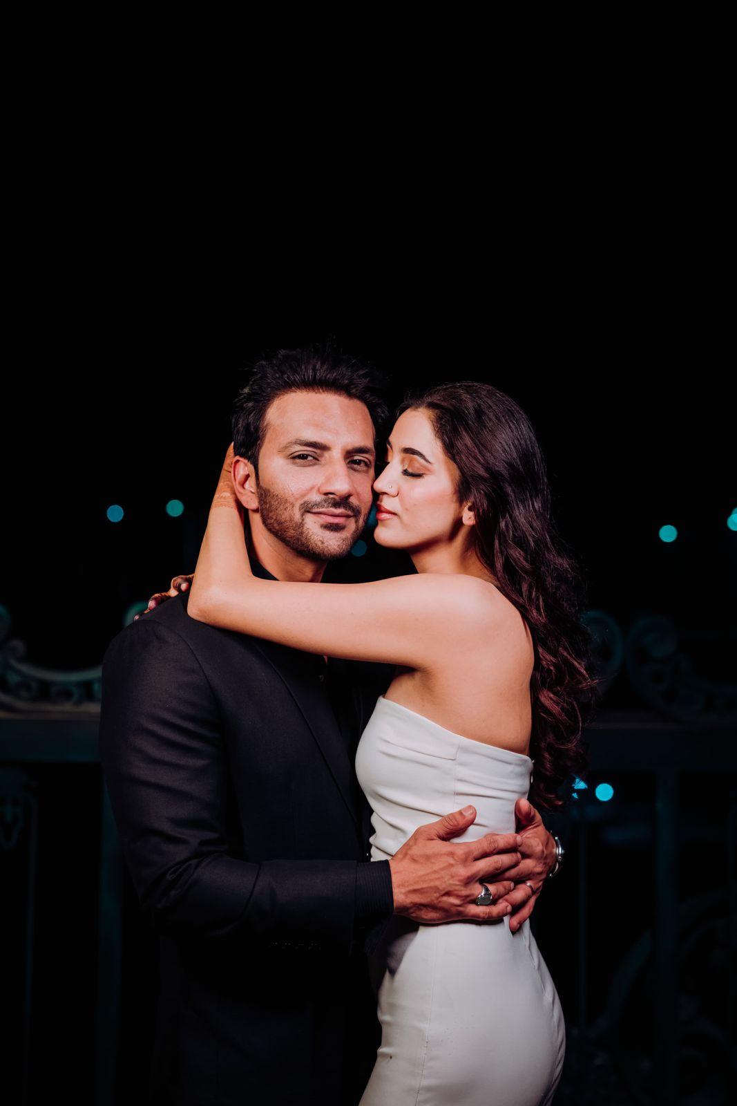 Ali Merchant publicly asks Andleeb Zaidi to be his Valentine forever during a live concert with 10,000 people