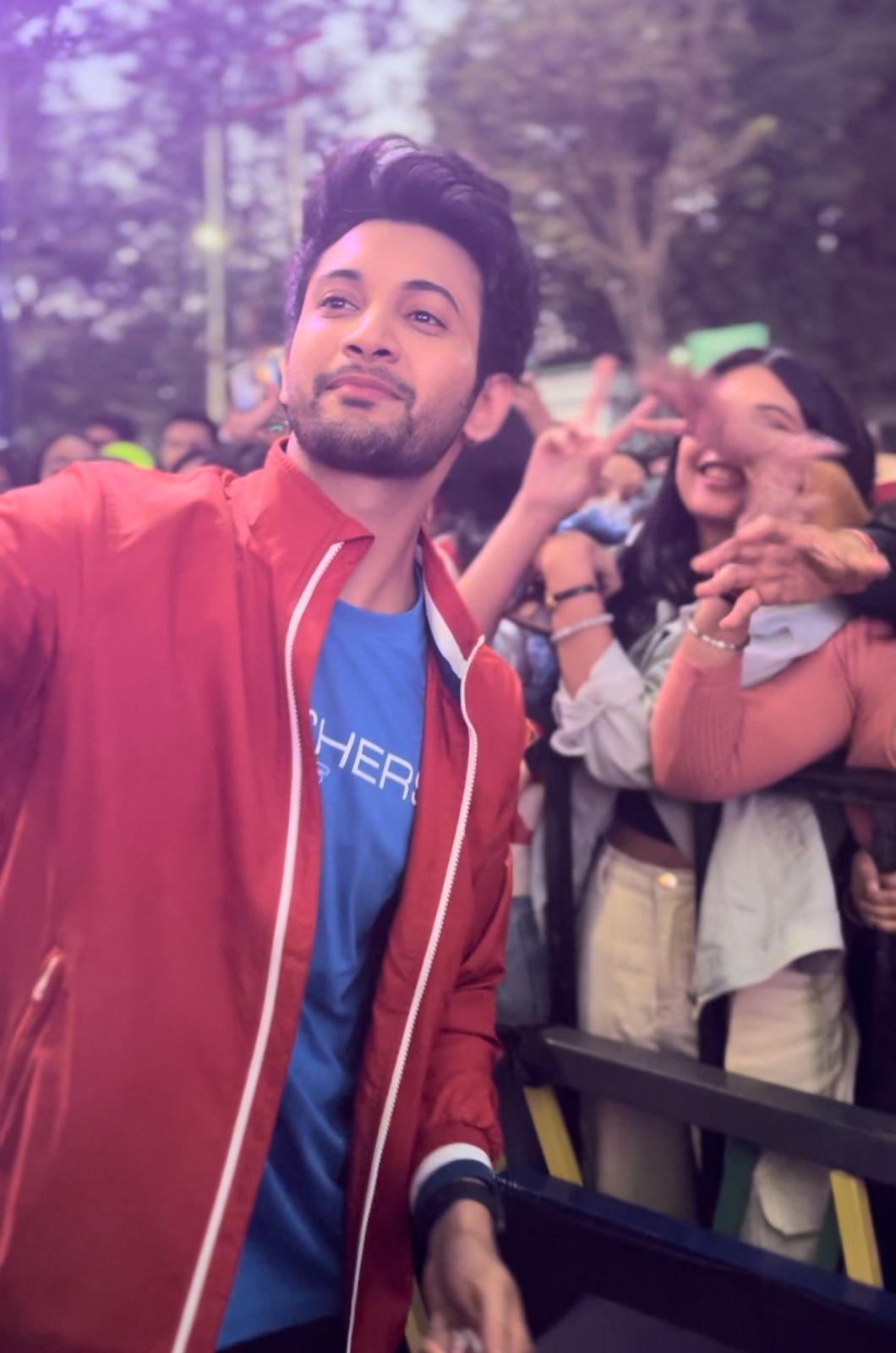 Female fans flock over to ‘National Crush’ Rohit Saraf as he graces an event