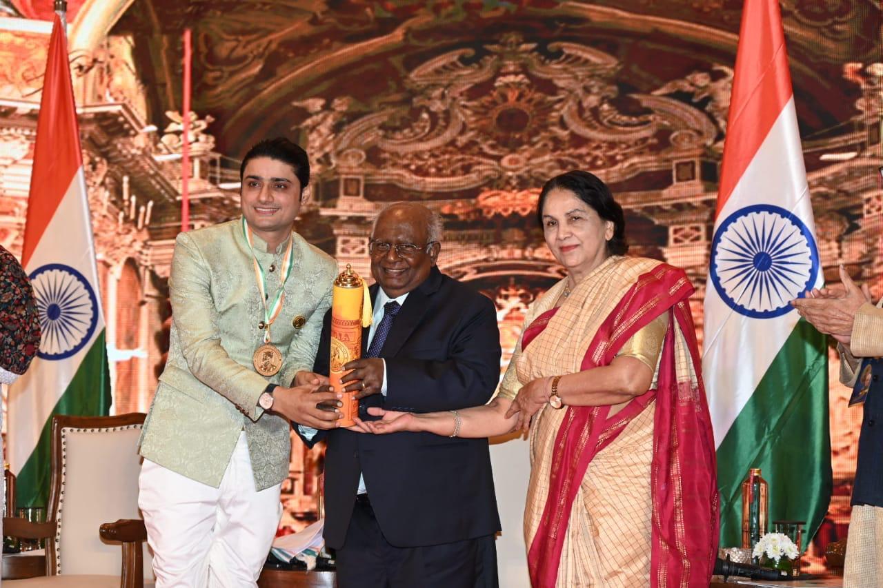 Filmmaker Sandeep Singh stands proud, honored with the Champions Of Change Award Maharashtra