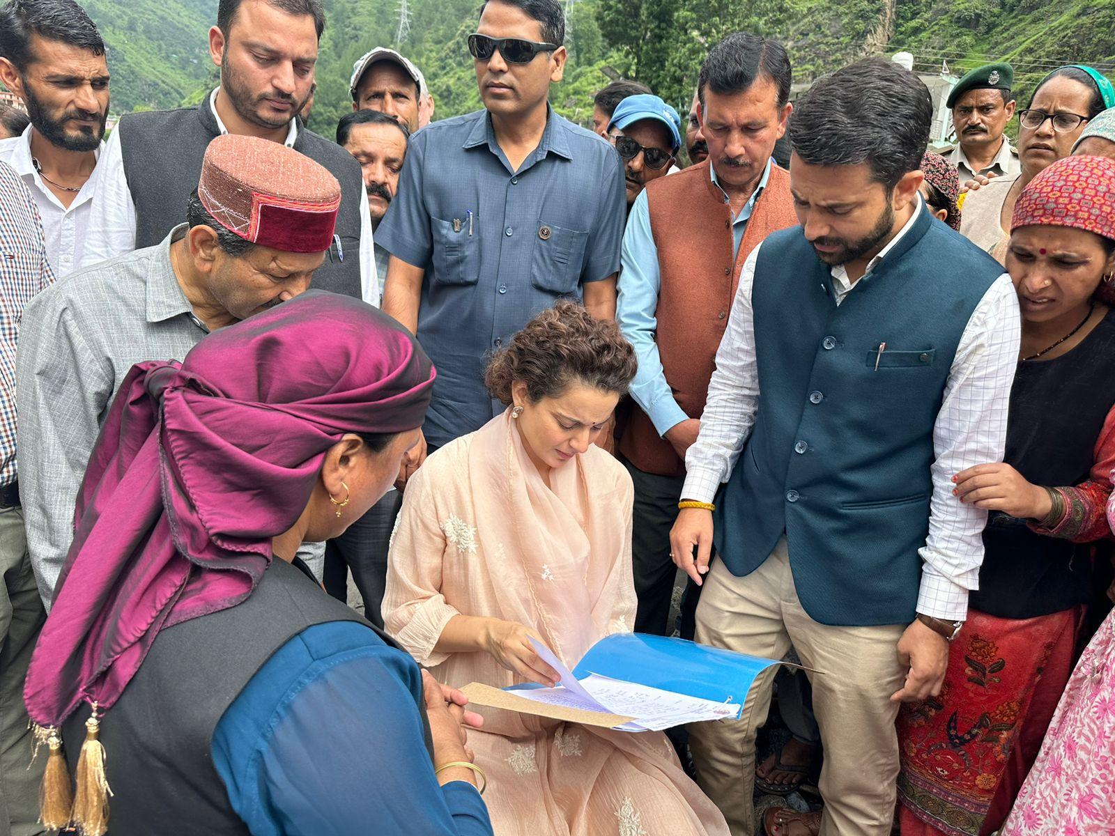 Kangana Ranaut fulfils her promise visits flood affected areas in Himachal Pradesh & speaks to the locals